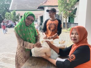 Donoharjo Salurkan Bantuan Beras dan Minyak Goreng untuk 650 Pemanfaat